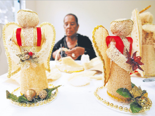 Manos laboriosas adornan la Navidad