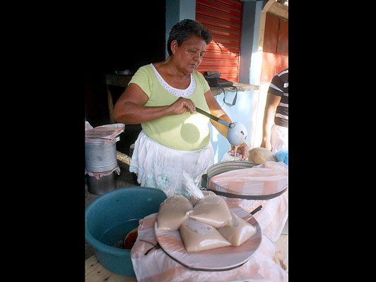 El Chilate, bebida de los mayas que consume la población sureña