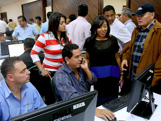 Resultados parciales dan ventaja a Álvarez y Villeda