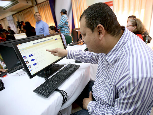 Resultados parciales dan ventaja a Álvarez y Villeda