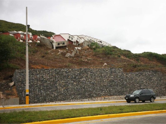 Cerrarán carril del anillo periférico por derrumbe de Ciudad del Ángel
