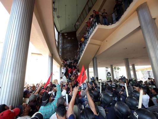 Opinión pública dividida por zafarrancho de Libre