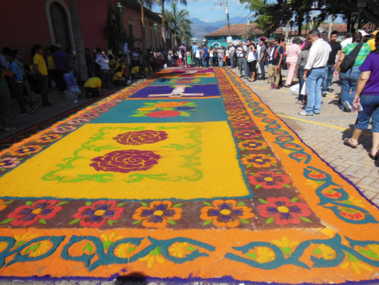Muestras de fe adornan las calles de Comayagua