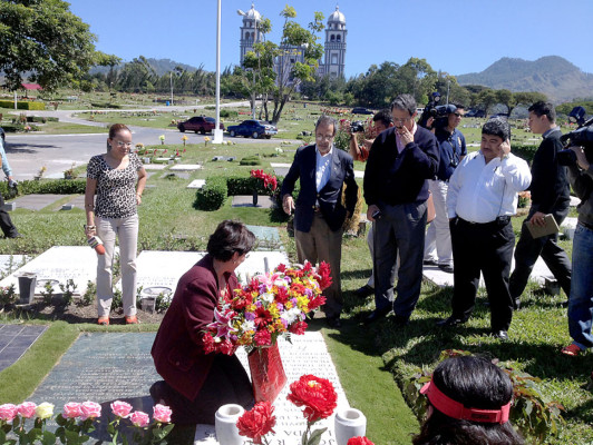Mauricio Villeda visita la tumba de su padre