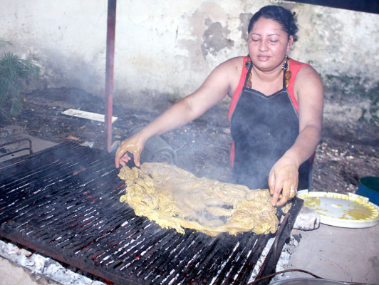 Deliciosas carnitas asadas al calor de las brasas