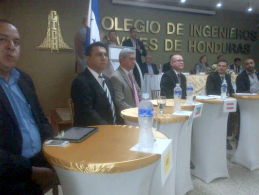 Candidatos comparecen ante constructores