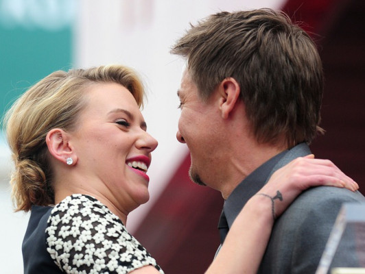Scarlett Johansson devela estrella en el Paseo de la Fama