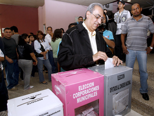 Expresidentes de Honduras marcan su voto