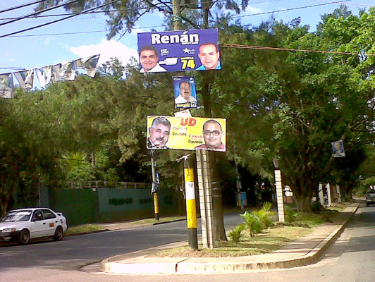 UD llena postes de Tegucigalpa con publicidad