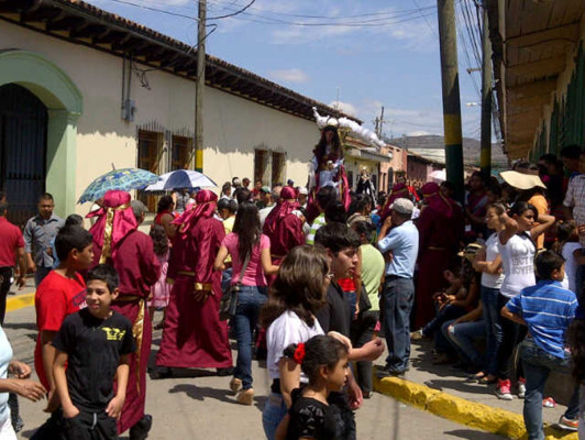 Muestras de fe adornan las calles de Comayagua
