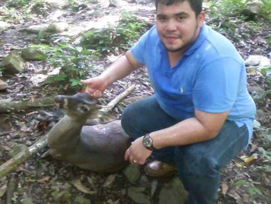 Honduras: Mata venado cola blanca y lo exhibe como trofeo