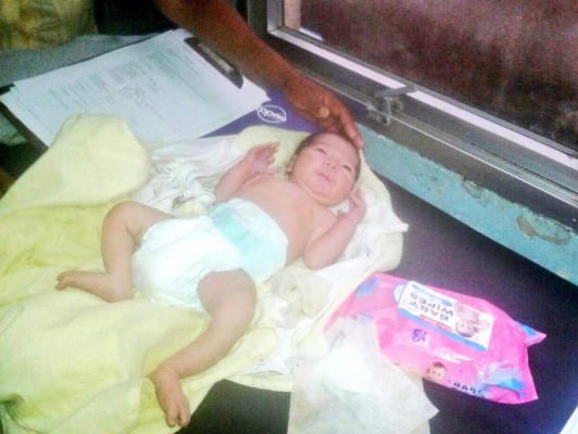 Honduras: Vecinos rescatan a bebé abandonada