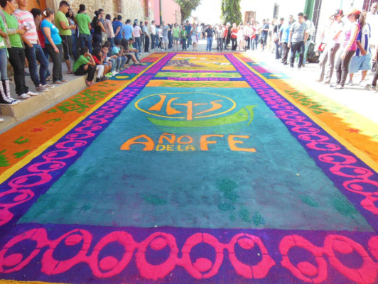 Muestras de fe adornan las calles de Comayagua