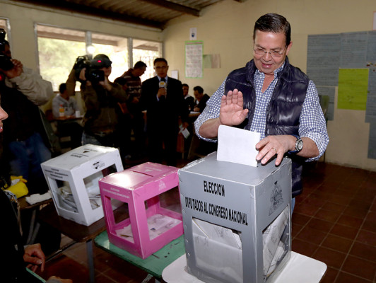 Expresidentes de Honduras marcan su voto