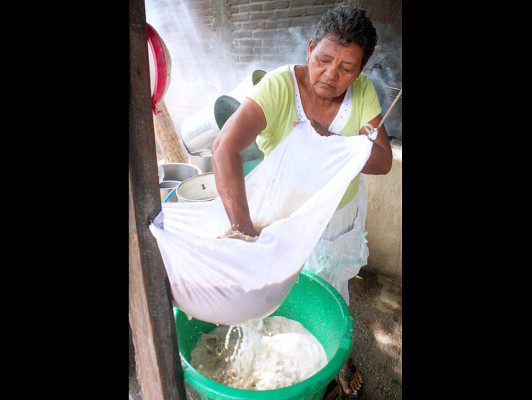 El Chilate, bebida de los mayas que consume la población sureña