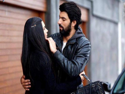 Polémica por beso 'erótico' en novela turca