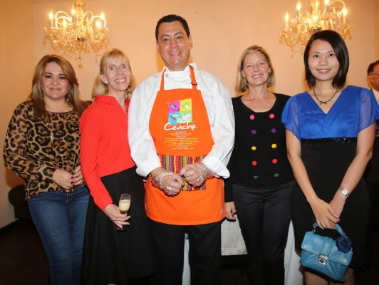 Cena diplomática con aires benéficos