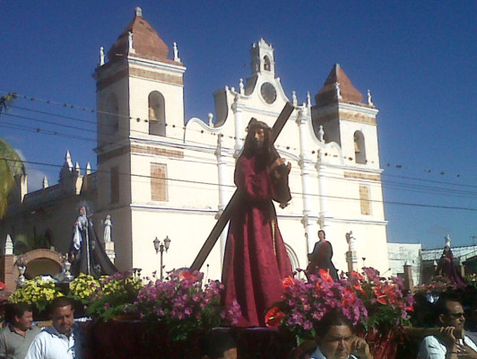 Muestras de fe adornan las calles de Comayagua