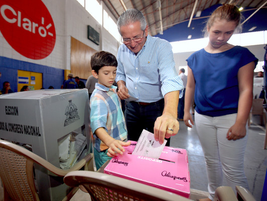 Expresidentes de Honduras marcan su voto