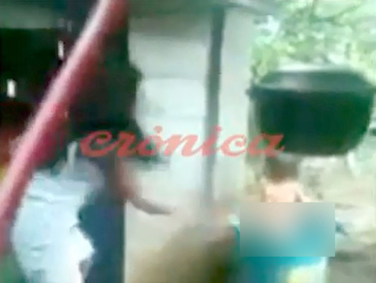 Mujer da golpiza a bebé