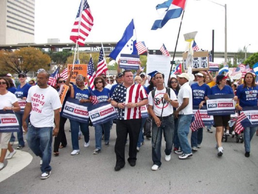 Hondureños en EE UU aplauden a JOH por depurar los consulados