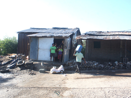 Tortillas y tomates, alimento de varias familias de Valle