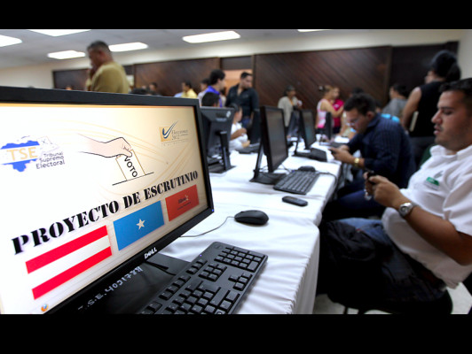 Resultados parciales dan ventaja a Álvarez y Villeda