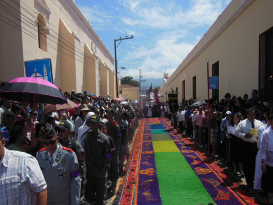Muestras de fe adornan las calles de Comayagua