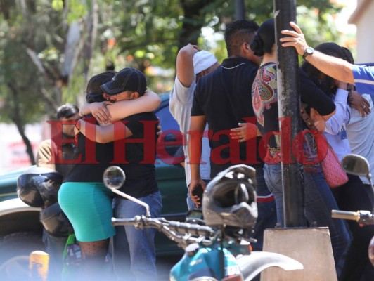 Familiares retiran cadáveres de jóvenes hallados en El Lolo