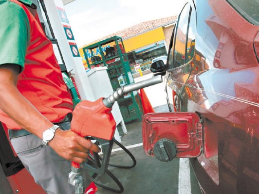Galón de gasolina superior sube a 104.12 lempiras