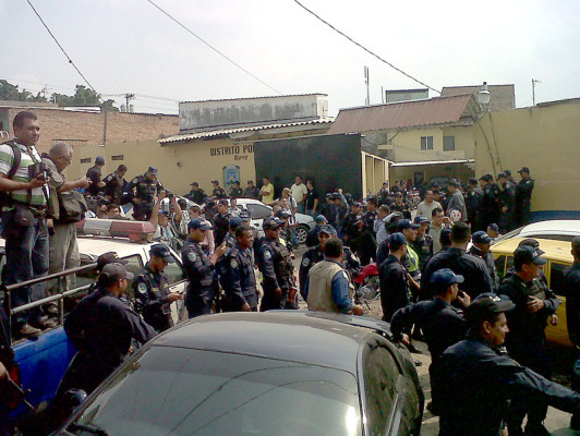 Policías declaran huelga de brazos caídos y abuchean a jefe de Policía