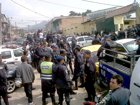 Policías declaran huelga de brazos caídos y abuchean a jefe de Policía