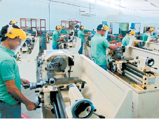 Talleres industriales sostenidos con mano de obra estudiantil