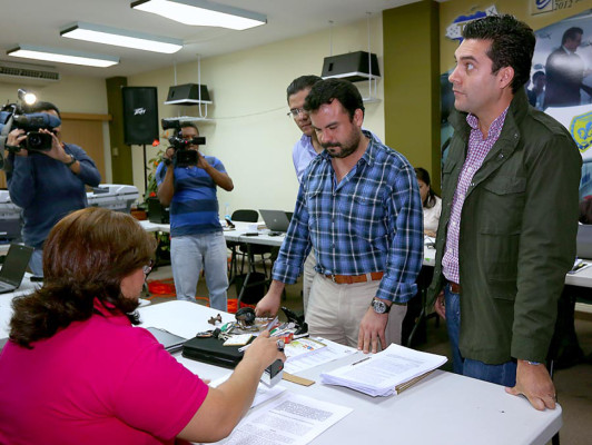 Resultados parciales dan ventaja a Álvarez y Villeda