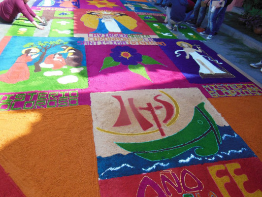 Muestras de fe adornan las calles de Comayagua