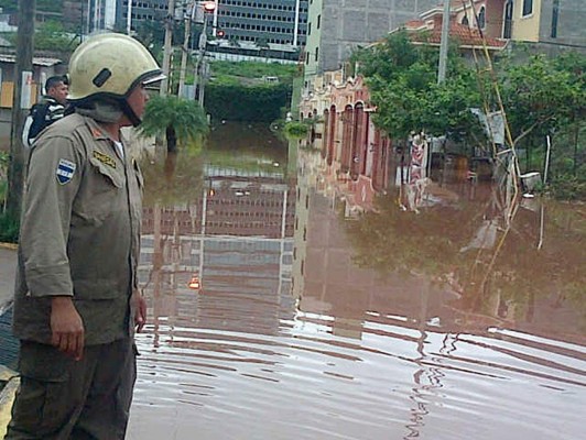 En lancha evacúan a afectados de inundación en colonia La Hacienda
