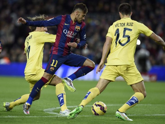 Barcelona remonta al Villarreal y sigue a la estela del Real Madrid