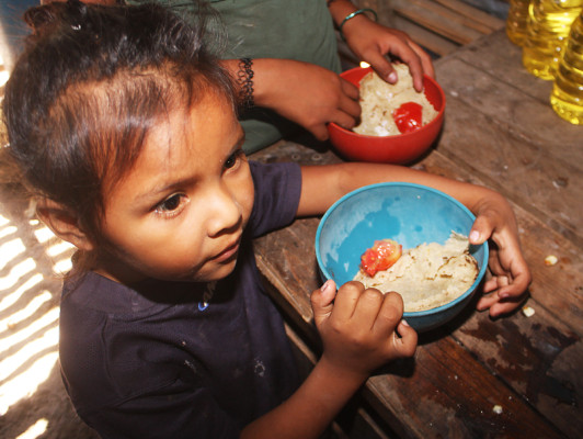 Tortillas y tomates, alimento de varias familias de Valle