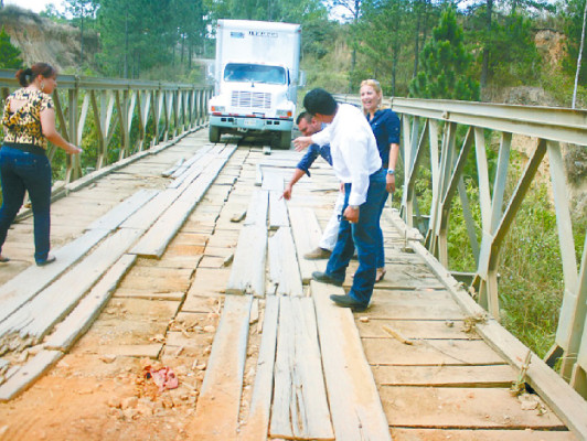 Reconstruirán puente vehicular que derribó el Mitch