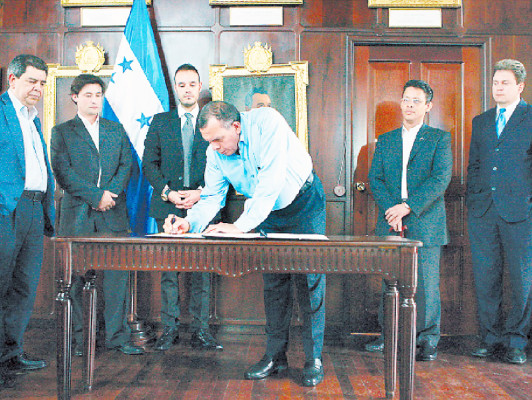 Españoles invertirán 200 millones de dólares para generar 50 megas en Honduras