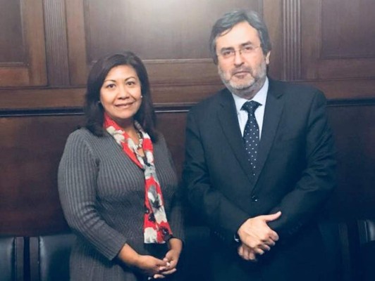 Norma Torres, representante demócrata en la Cámara de Estados Unidos junto a Juan Jiménez Mayor, vocero de la Maccih. Foto: Twitter.