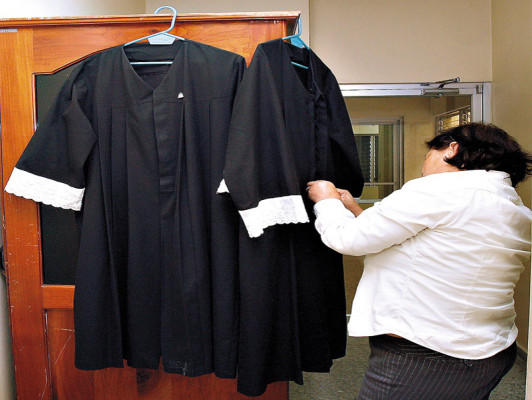 Toga de jueces, un luto de siglos