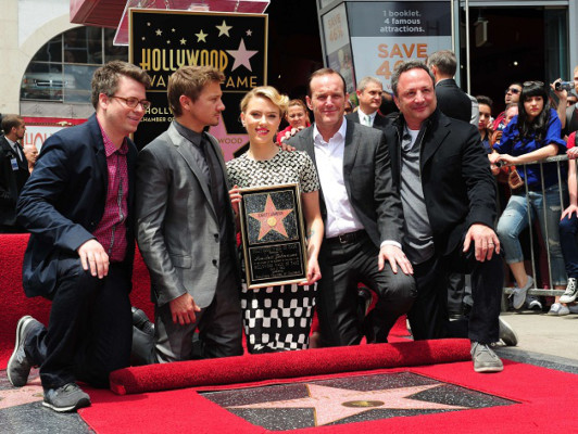 Scarlett Johansson devela estrella en el Paseo de la Fama