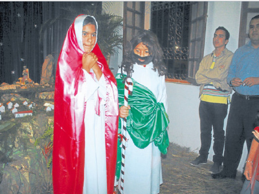 Arman amplio pesebre en El Paraíso