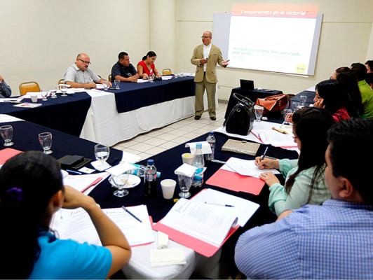 Crecimiento en liderazgo a través de John Maxwell