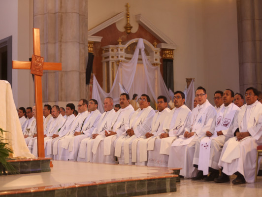 Sacerdotes renuevan su promesa con Dios