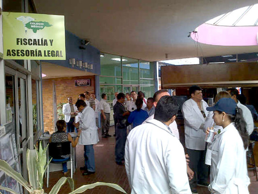 Lobo ofrece a médicos un arreglo directo o el despido inmediato