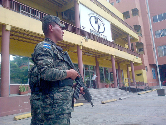 Envían personal a casa y militarizan Ministerio Público