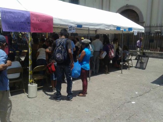 Estudiantes de Medicina improvisan consultorio en parque