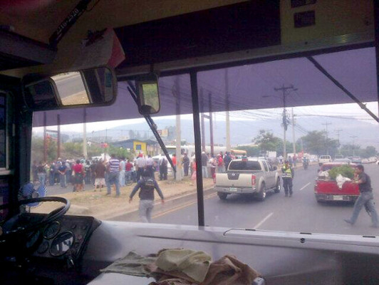 Pobladores de La Cañada provocan caos en anillo periférico